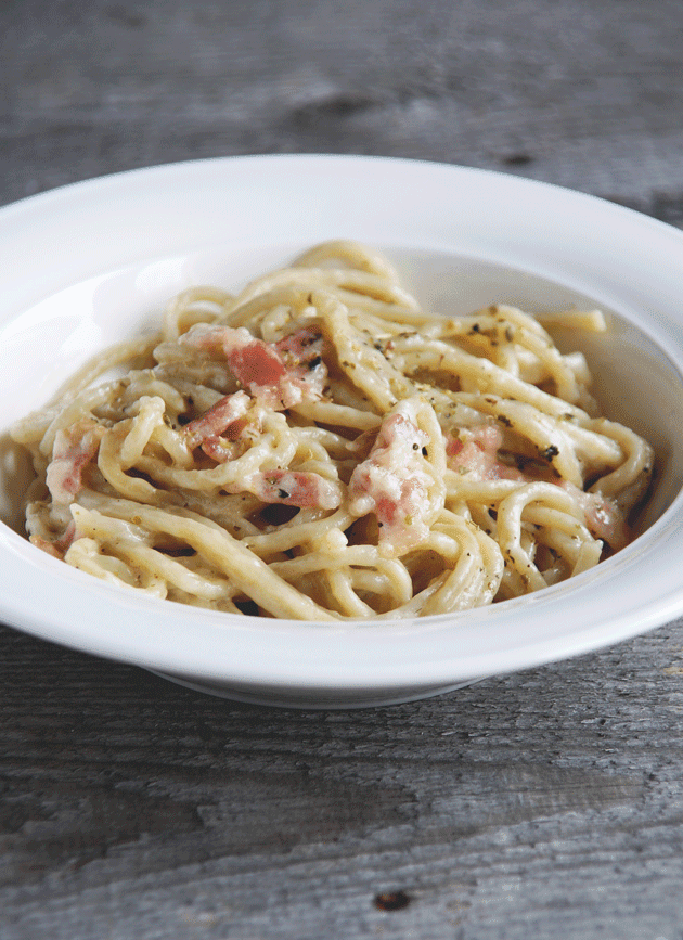 ). паста карбонара. тема паста. девушка за столом кушает макароны с фрикадельками. спагетти карбонара лапша.