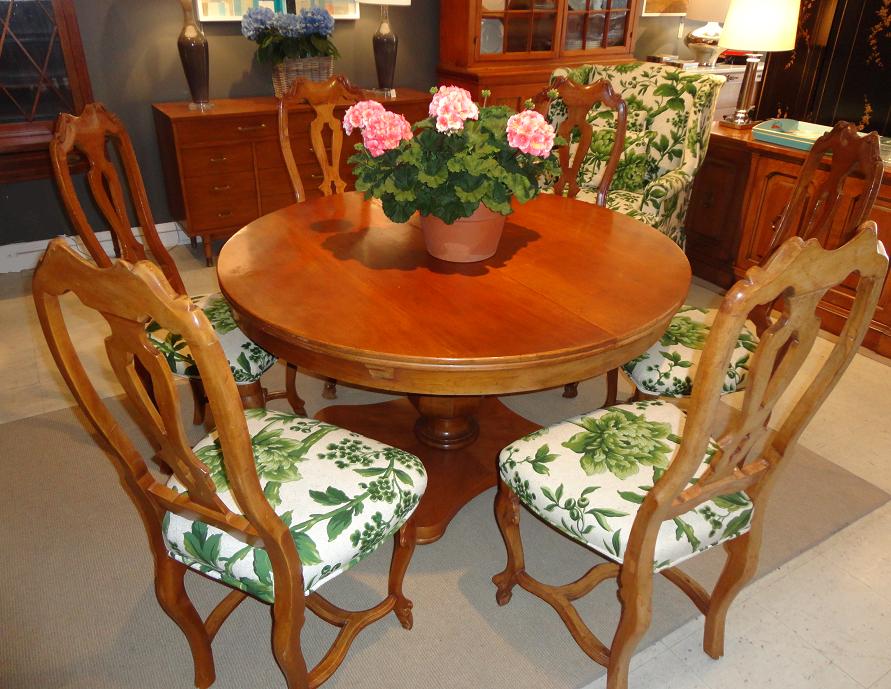 MICHAEL THOMAS : Italian Dining Table and Chairs