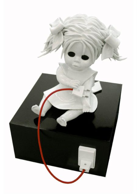 Maria Rubinke esculturas porcelana surreais sangue crianças macabras Energia