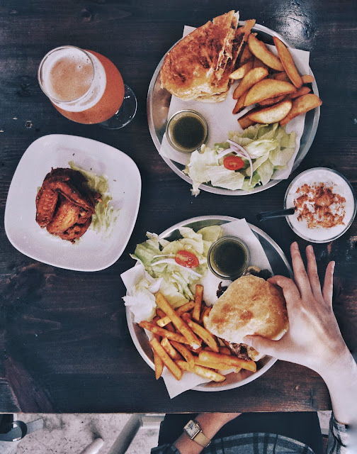 阿山，是漫高三明治的老闆，他的店有著美味的三明治以及各式精釀啤酒。 他的店，正是能讓嗜酒之人大白天，也能安心痛快暢飲的好店。