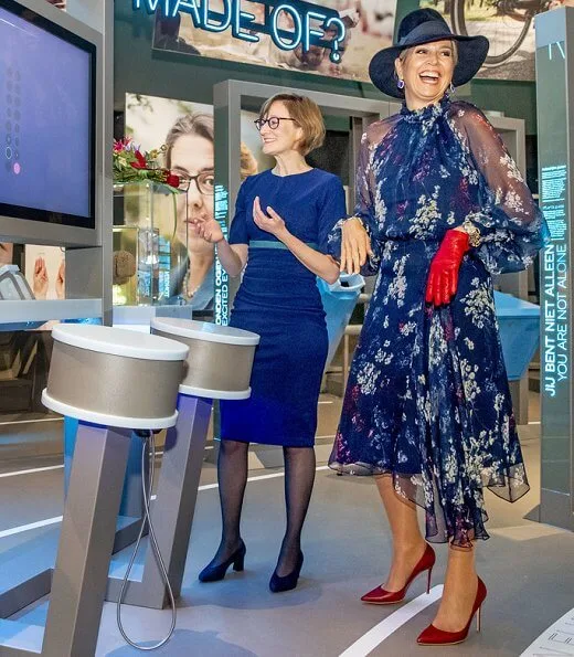 Humania is a new children exhibition about the human race. Maxima wore a floral print asymmetric dress by Natan. Natan red coat