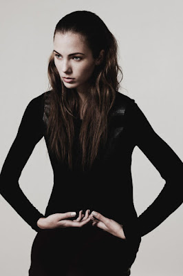 Dani Karlsson manis dan kulit haluas mulus dari Swedia