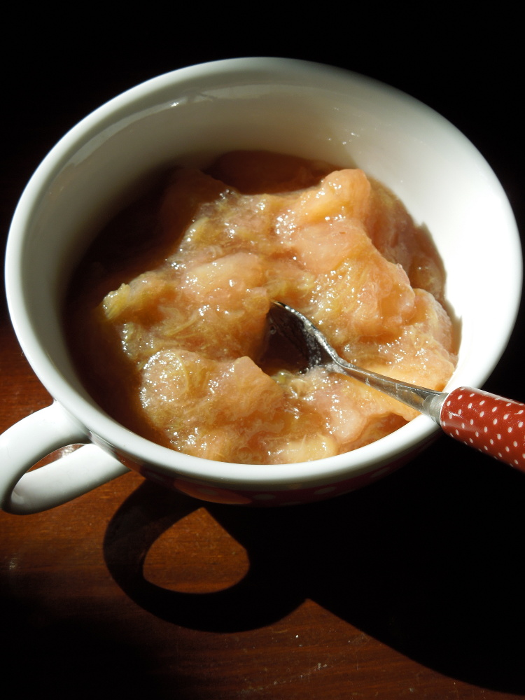 Dans mon assiette Compotée pommerhubarbe au sirop d'hibiscus