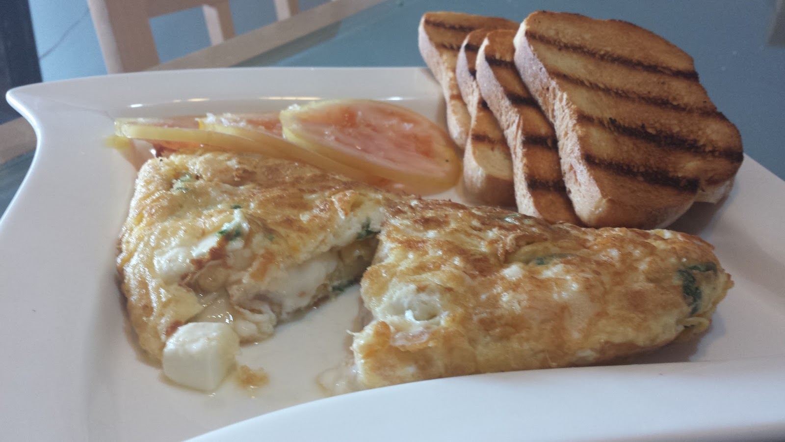 Tortilla francesa con queso feta y pavo.