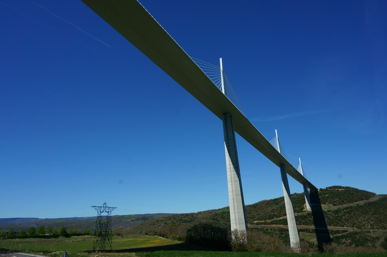 スペイン 気になる話 あの橋の下から。 Millau橋は男のロマンか。