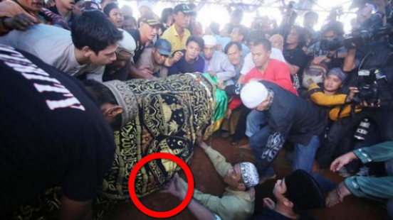 Kisah Nyata: Jenazah Seorang Wanita Yang di Tolak Bumi, Ternyata Inilah Yang di Lakukannya Semasa Hidup