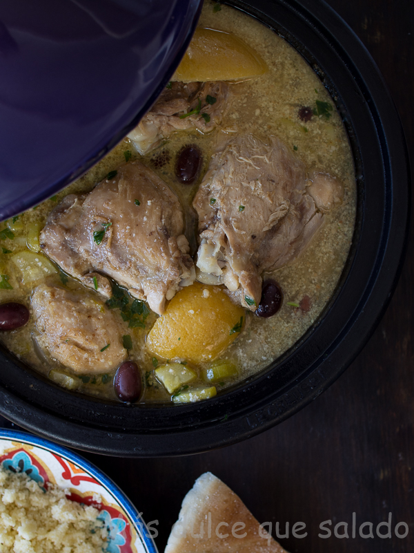 Tajine de pollo con limones en salmuera y calabacín