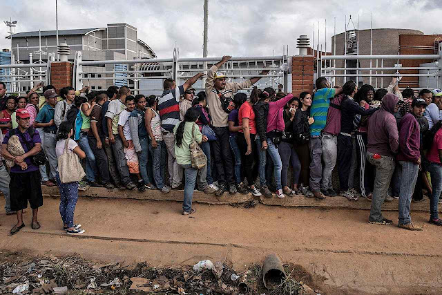 Filas para comprar farinha de milho na cidade petrolífera de El Tigre. Filas para comprar farinha de milho na cidade petrolífera de El Tigre.