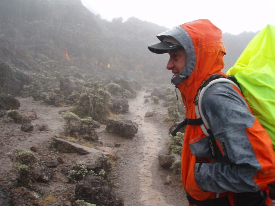 Lipe-bajo-la-granizada-de-camino-a-Karanga-Hut