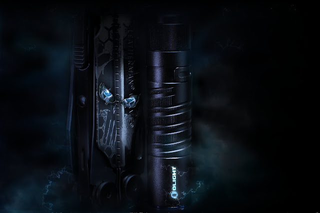 Olight M1T Raider na tle Leathermana Wave Olight M1T Raider na tle Leathermana Wave