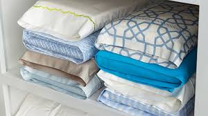 ORDEN Y CAPACIDAD ROPA DE CAMA BIEN RECOGIDA