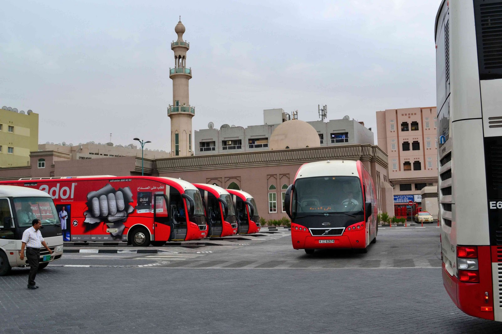 Автобус мекка. Автобус Дубай Абу Даби. Автовокзал Абу Даби. Автовокзал Дубай. Автобус Дубай Мекка.