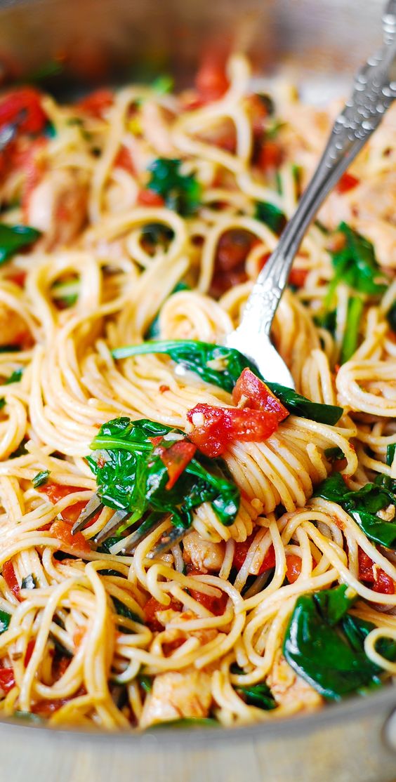 Tomato Basil & Spinach Chicken Spaghetti – healthy, light, Mediterranean style dinner.