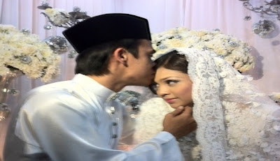 Gambar Zahiril Adzim Cium Shera Aiyob Semasa Majlis Pernikahan