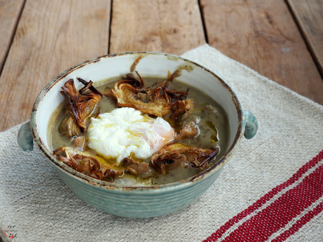 Crema de alcahofas asadas con alcachofas y ceps confitados, foie, crujiente de alcachofa y huevo poché.