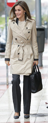 Trench Carolina Herrera / tailleur pantalon Hugo Boss / escarpins Uterque / sac Hugo Boss