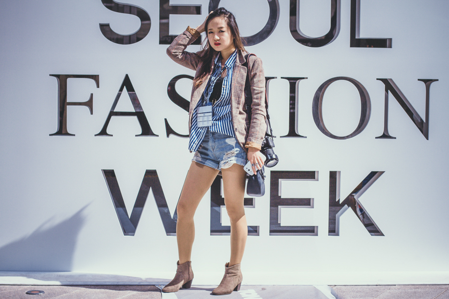 профессиональный фотограф, фотосессия, весенний образ, корейская мода, корейские бренды, мода в сеуле, мода в корее, солнце, весенняя мода, корея, весенний образ, повседневный стиль, джинсовая мода, как сочетать джинсовую одежду, джинсовый стиль, джинсовая рубашка, рубашка в полоску, тренд сезона