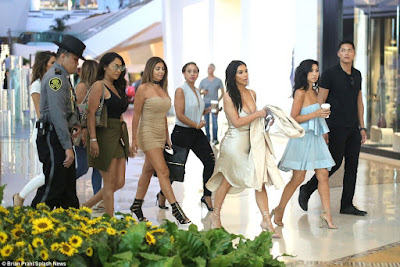 1a16 Kim Kardashian and her squad go shopping in Vegas