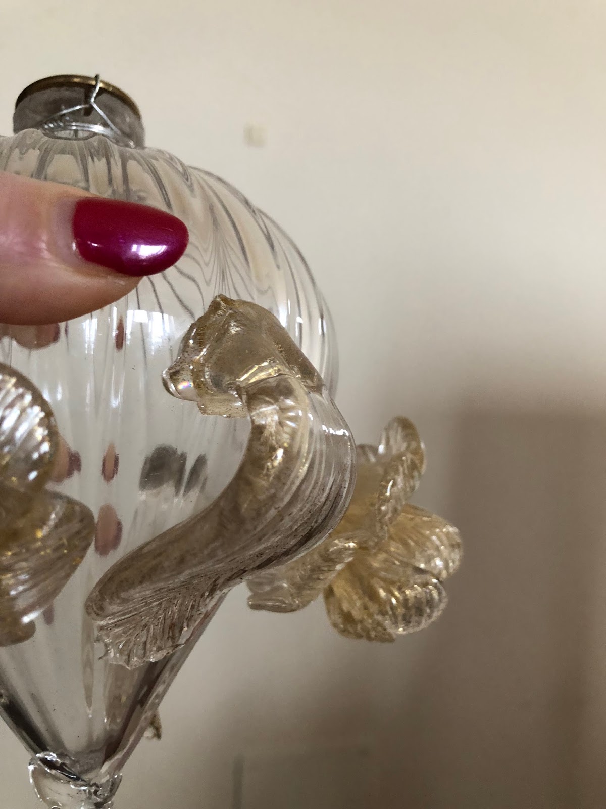 Lampadari, specchi, vasi di Murano e pezzi di ricambio, in vetro