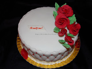 Tort cu trandafiri rosii