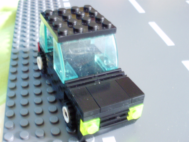 MOC LEGO pequeno carro preto uttilitário citadino