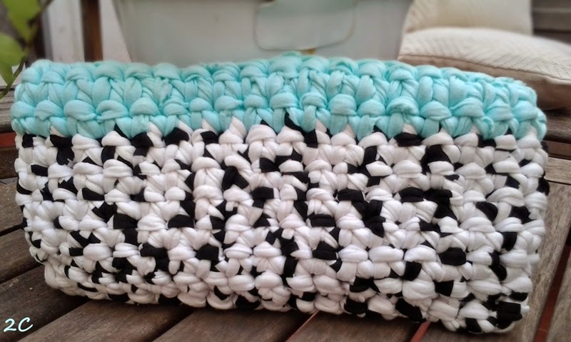 Bolso de mano en blanco y negro con borde verde agua