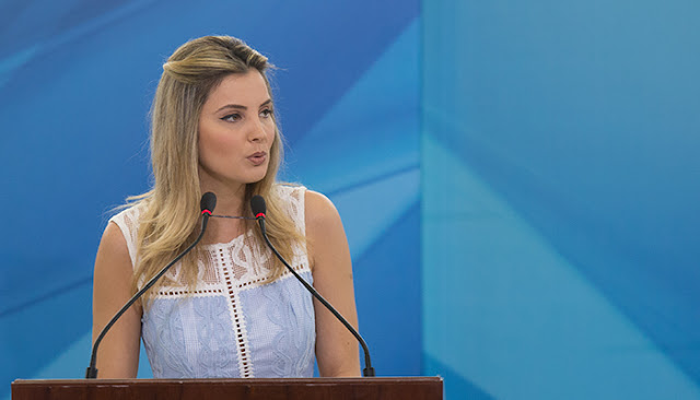 Muito se falou do discurso de Marcela Temer. Do figurino de princesa modesta, infantil e inofensiva. Do seu tom pausado e maternal. Do retrocesso de um país que já teve uma mulher presidente e agora possui uma primeira dama que funciona como penduricalho extravagante de um governo ilegítimo gerido por homens brancos.
Mas o feminismo tem medo de falar sobre a pessoa Marcela Temer que em todo seu acting vintage, saída direto de um episódio ruim de “I Love Lucy”, se tornou a representação antagônica do fortalecimento do movimento feminista da última década.
Temos medo de falar sobre Marcela Temer pois mesmo dentro de um movimento social de muitas disputas como o feminismo somos doutrinadas pela ideia de bondade cristã. A Sororidade incorpora muitas vezes esse papel e surge como carta mestra para suavizar ou silenciar um embate ideológico ou prático. Como se a qualidade da solidariedade e irmandade entre mulheres fosse compulsória ou pedra fundamental do feminismo.