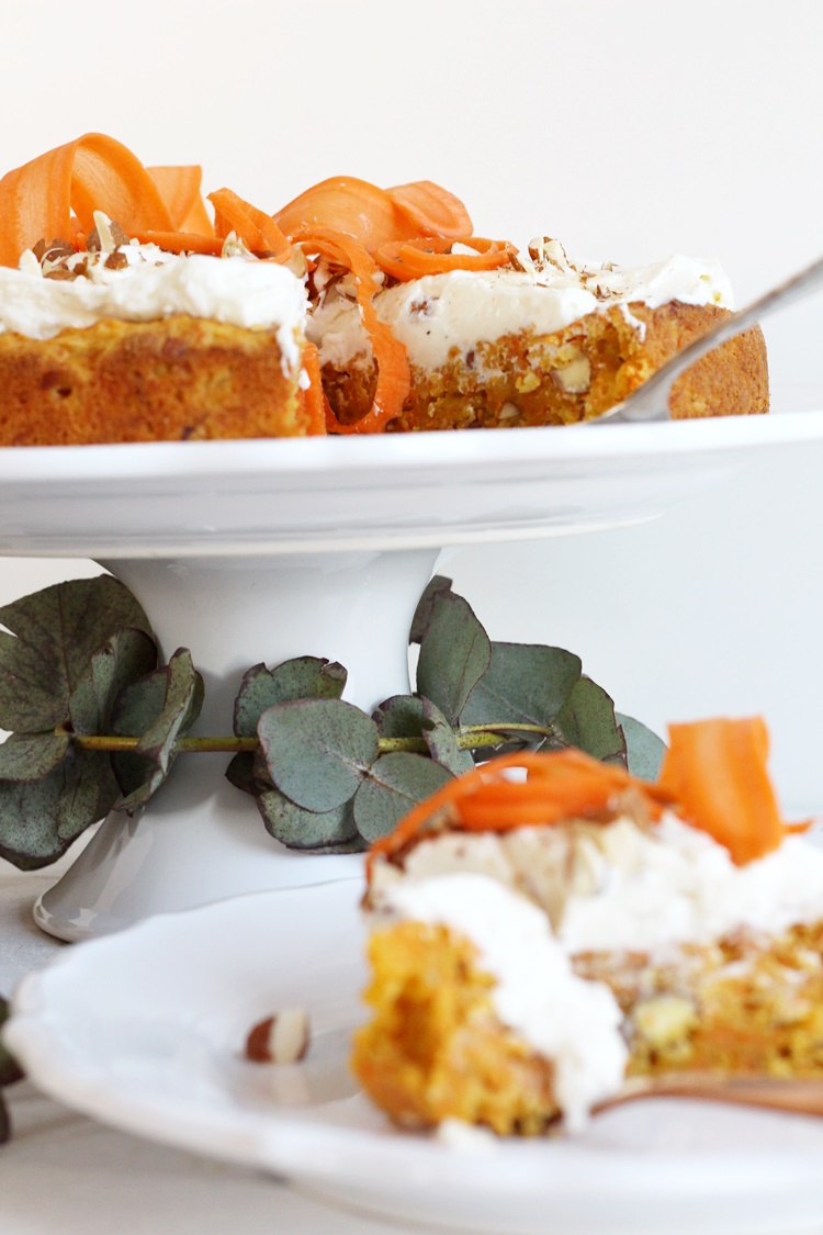 Osteridee: Ananas-Möhrentarte mit gehackten Mandeln und Frosting ...