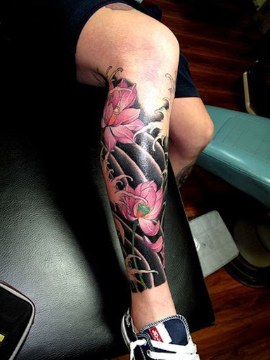 Flores de lótus tem muitos significados no mundo das tatuagens. Depende do país em que, o que a cultura, qual a cor e a forma como a flor de lótus é desenhado. Então, antes de mergulhar em um lotus design, certifique-se de que você sabe o que isso significa.