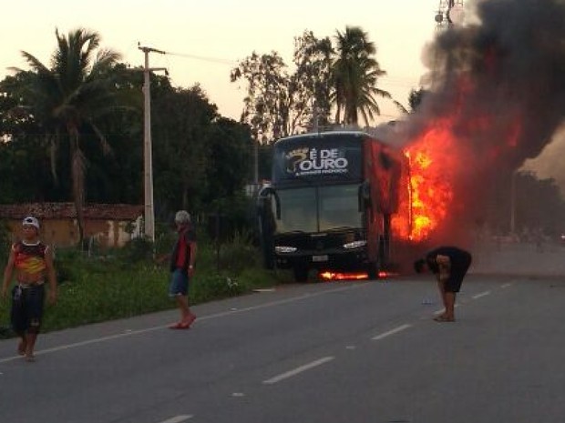 PORTAL ORÓS u00d4NIBUS DE BANDA DE FORRÓ INCENDEIA EM Adesivo Parede Kokeshi ~ PORTAL ORÓS u00d4NIBUS DE BANDA DE FORRÓ INCENDEIA EM