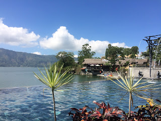 Sensasi Mandi Air Panas Dengan View Gunung dan Danau Batur