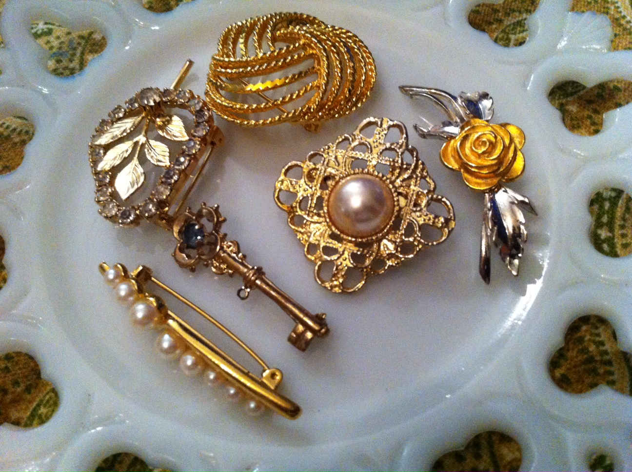 http://2.bp.blogspot.com/-hd0pFUwc2f4/Te1-3ftn_KI/AAAAAAAAHlM/czhRtGRyqmc/s1600/brooches%25252B1.JPG