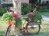 Decorar el jardín con bicicletas viejas, plantas y flores