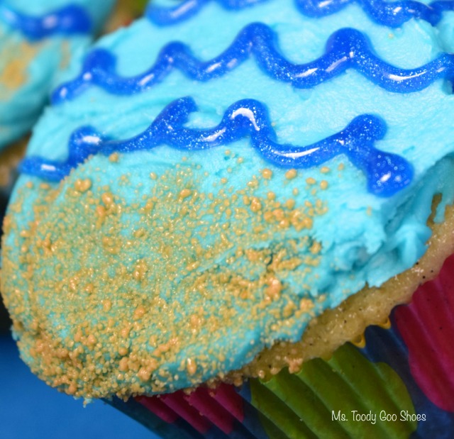 Sand & Surf Cupcakes: So perfect for a summer BBQ or beach-theme party! | Ms. Toody Goo Shoes