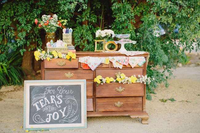 Chic Dress UK: Unstructured Dresses and Bouquets for Summer Wedding