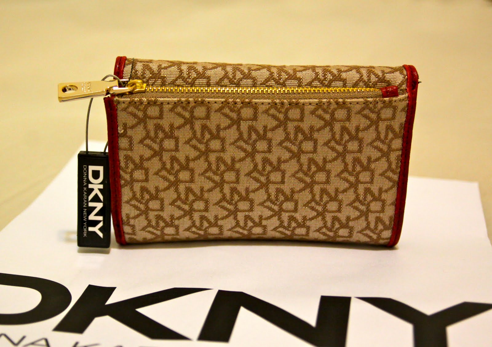 women2u.beautique DKNY Medium Carryall Women's Wallet