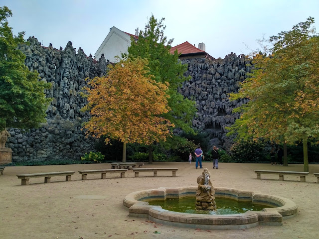 Штучні сталагміти та сталактити в Валдштейнському парку