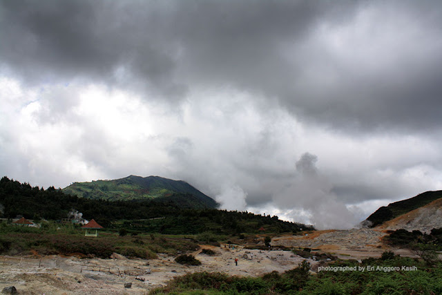Kawasan Kawah Sikidang Dataran Tinggi Dieng. Kawasan Kawah Sikidang Dataran Tinggi Dieng.