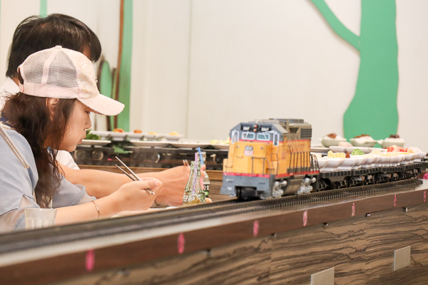台中北屯養素庭迴轉火車蔬食火鍋吃到飽，火車將美食送到面前