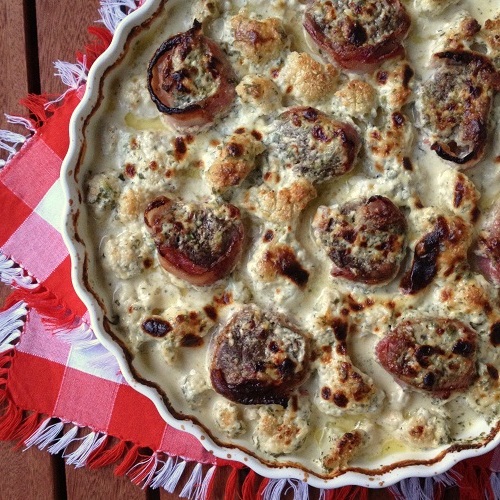 Schweinefilet im Baconmantel mit Blumenkohl und Bresso-Sauce aus dem Backofen