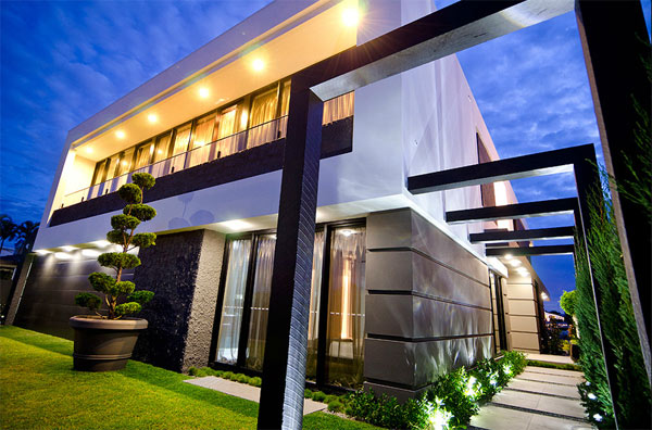 Hogares Frescos: Residencia Moderna Inspirada en la Comodidad y la