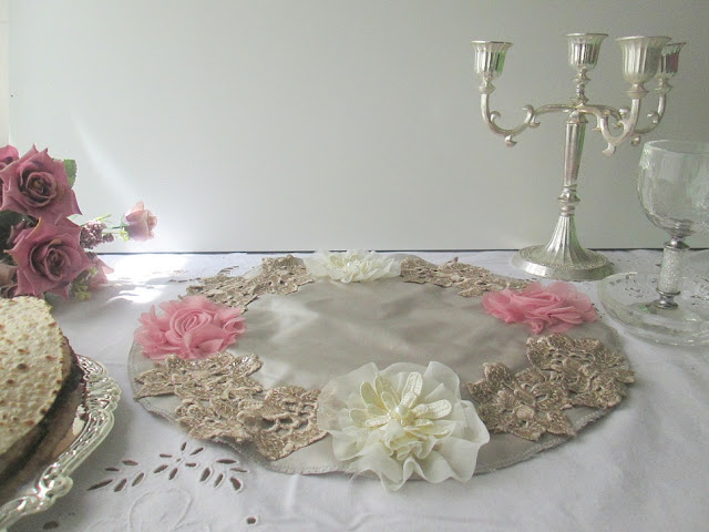 IMG 0142 - מגש מצות ומה שמעליהם....