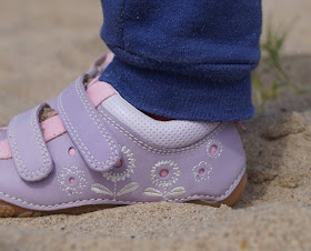 Mit tollen Kinderschuhen am Strand unterwegs (+ Verlosung)! Hier: Zart lila Sommer-Sneaker mit süßen Blumen-Stickereien für kleine Mädchen.