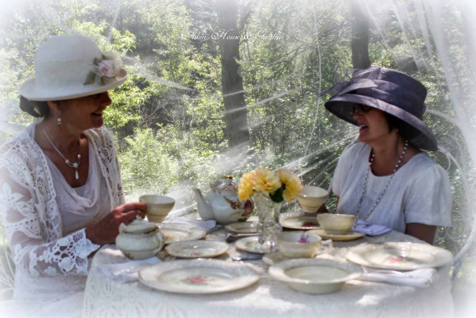 Сидим дома пьем чай. Чаепитие. Чаепитие в саду. Чаепитие с подружками. Подруги за чашкой чая.