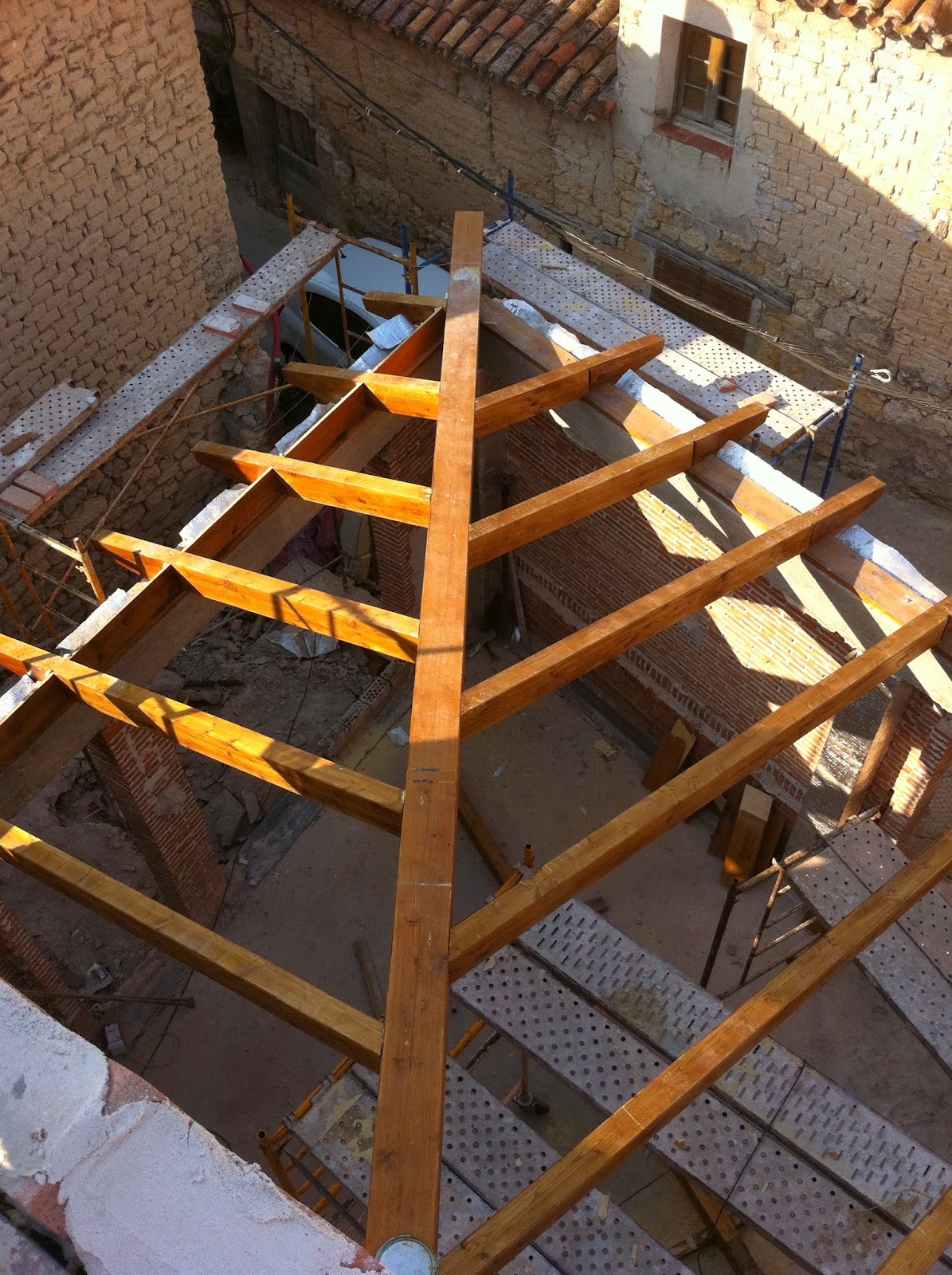 Madera y Serrín: Cubierta en una vivienda unifamiliar