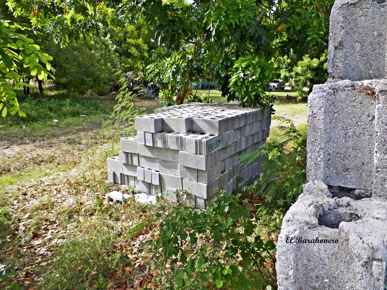 Block Khoury dona bloques para reparación de pared estadio Nadim J. Hazoury y se están perdiendo