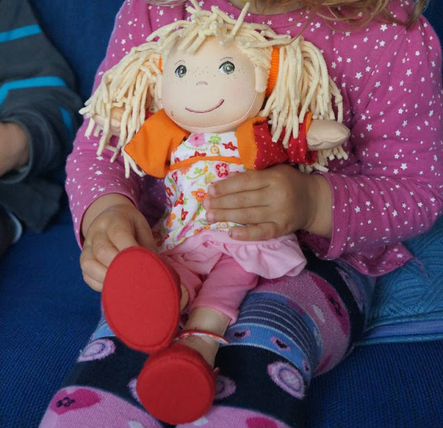 Puppen sind unglaublich wichtig für Kinder, als Freunde und Begleiter der Kindheit. Ich stelle Euch die wunderschön gestalteten und kuschelweichen Puppen Milla und Matze von HABA vor, die gerade bei uns eingezogen sind.
