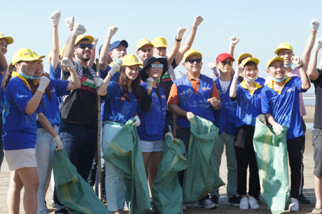 Cam kich hinh anh Thu Minh khong ngai ban ra bien don sach rac - Anh 6