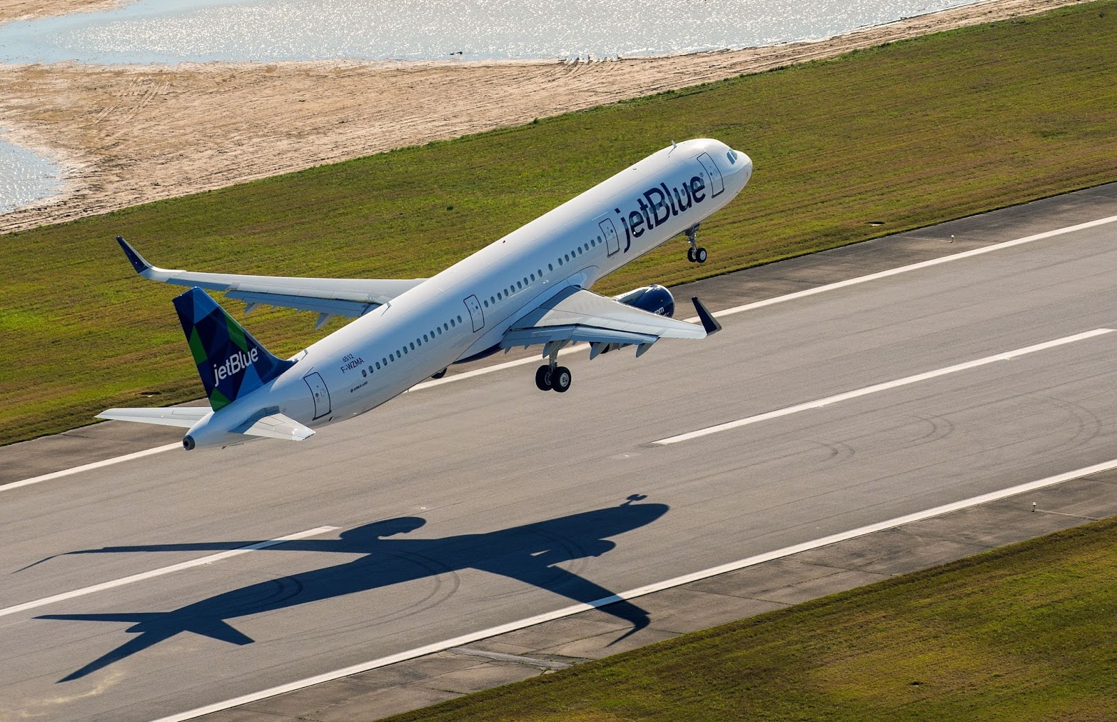 A321ceo JetBlue Airways at Mobile Alabama