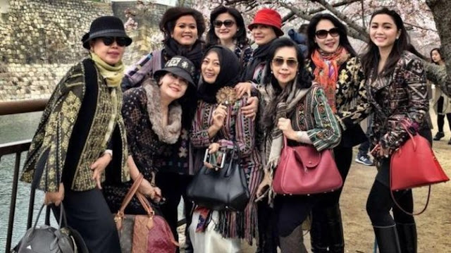 SUMPAH PARAH BANGET !!! Ini fotofoto cerianya istri